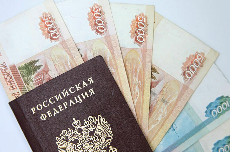 В Соцфонде рассказали сколько студенток получили новое пособие по беременности 7 октября Парламентская Газета Всего за месяц действия поправок в законодательство РФ установивших увеличенные пособия для беременных девушек студенток колледжей и вузов по заявкам от них принято более 700 положительных решений В 2026 году заложено финансирование на выплаты по данным пособиям в расчете на 13 тысяч заявительниц Об этом 7 октября на заседании Комитета Совета Федерации по соцполитике заявил председатель Социального фонда России Сергей Чирков С 1 сентября 2025 года в России начались выплаты по родам и беременности студенткам это полномочие передано Соцфонду Чирков сообщил что уже 746 положительных решений принято именно столько беременных студенток получили пособия которые после принятия разработанных депутатами и сенаторами поправок в Закон О государственных пособиях гражданам имеющим детей и подписания их Президентом РФ в июле 2025 года были кратно увеличены В среднем по стране пособие выросло до 90 202 рублей за 140 дней отпуска по беременности и родам с учетом региональных коэффициентов наименьшая выплата предусмотрена для жительниц Липецкой и Тамбовской областей 74 867 рублей наибольшая в Чукотском автономном округе 235 424 рубля До этого пособие выплачивалось исходя из размера стипендии и итоговая выплата составляла от 9 3 до 23 3 тысячи рублей Как сообщил Чирков в следующем году планируется поступление заявок от 13 5 тысячи студенток При этом если количество студенток готовящихся к рождению детей будет больше СФР готов выделить средства для покрытия дополнительных расходов на данные соцобязательства государства заверил глава Соцфонда Подать заявление на пособие по беременности и родам студенткам можно будет тремя способами через портал Госуслуги в клиентских службах Социального фонда или в МФЦ Для оформления выплаты очно потребуется представить справку из медицинской организации подтверждающую период нетрудоспособности а также справку из учебного заведения об обучении на очной форме с указанием срока отпуска по беременности и родам