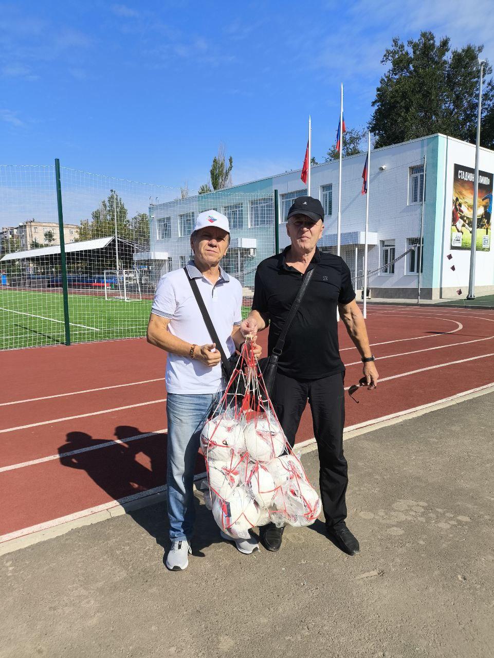 Михаил Косевич посетил Мариуполь Цель визита — встреча с жителями для обсуждения вопросов, волнующих граждан Республики. В ходе встречи были подняты вопросы, касающиеся развития спортивной инфраструктуры: отсутствие доступа к спортзалам в образовательных учреждениях, недостаток крытых залов для круглогодичных занятий, слабое обеспечение спортивным инвентарем и формой для командных видов спорта, а также низкие зарплаты сотрудников спортивных учреждений. Михаил Косевич на месте провел консультации, дал разъяснения по каждому вопросу, а также вручил футбольные мячи для проведения фестиваля дворового футбола и популяризации массового футбола в городе. «Такие инициативы способствуют укреплению спортивной культуры и поддержке здорового образа жизни среди населения», — отметил Михаил Александрович.