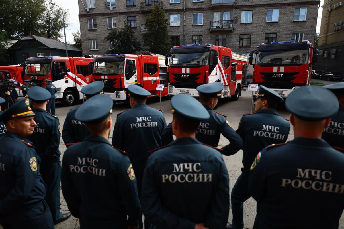 Машину с запасом 5 тысяч литров получила пожарная часть Челябинской области   gubernia74 ru articles society 1135301 Автоцистерна АЦ 5 0 50 способна подавать до 50 литров в секунду Эту и еще несколько других специальных машин сегодня областному управлению МЧС передал губернатор Алексей Текслер Всего автопарк подразделения пополнился шестью новыми пожарными автоцистернами с улучшенными тактико техническими характеристиками Также за счет областного бюджета приобрели 30 весельных и 12 моторных лодок с прицепами для их транспортировки Плавательный транспорт будут привлекать для поисково спасательных операций и обеспечения безопасности во время паводков и других чрезвычайных ситуаций   t me chgub