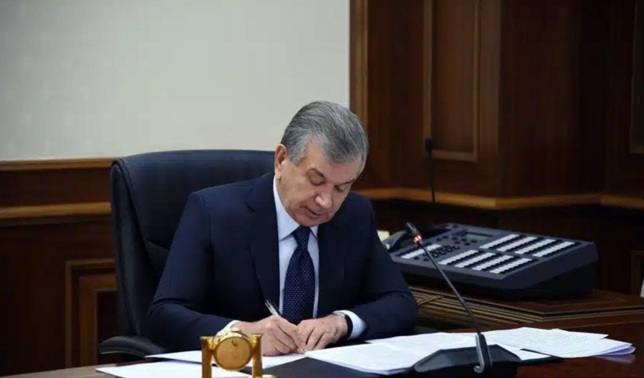 Назначен начальник Департамента внешних связей Администрации президента Сардорбек Умурзаков назначен начальником Департамента внешних связей Администрации президента Указ об этом подписал президент Узбекистана Шавкат Мирзиёев До назначения он занимал должность главного инспектора администрации Алишербек Пайгамов освобожден от руководства Департаментом внешних связей в связи с переходом на другую работу Telegram Facebook Instagram LinkedIn Сайт