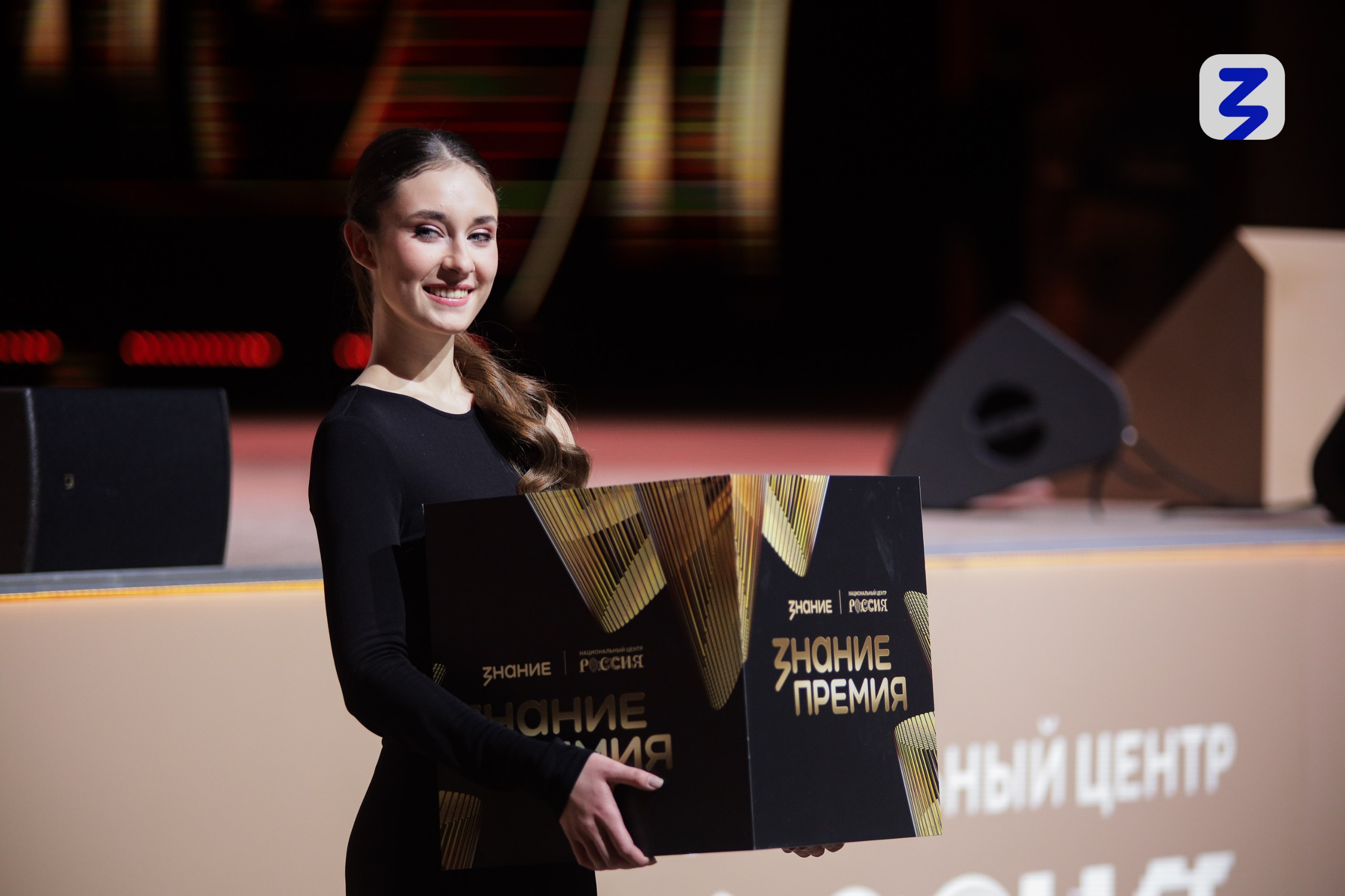 Названы текущие лидеры народного голосования Знание Премия До 1 февраля на платформе MAX идет народное голосование за номинантов главной просветительской награды страны Знание Премия Общество Знание назвало текущих лидеров голосования На данный момент за номинантов отдано уже 65 тысяч голосов В категории просветитель десятку лидеров сейчас составляют Роман Вепринцев Олег Газманов Алина Контарева Федор Конюхов Сергей Кочнев Екатерина Минеева Вячеслав Нагаев Анастасия Самсонычева Маргарита Симоньян и Виталий Хоценко В категории просветительский проект в десятку лидеров входят фильм В списках не значился программа Москва Кремль Путин Туристские поезда РЖД центр ВОИН конкурс Инженеры транспорта проект 80 добрых дел к Победе движение Волонтёры медики фильм Земля людей акция Диктант Победы и движение Бессмертный полк России Онлайн голосование за лучшего просветителя и лучший просветительский проект проходит на платформе MAX Отдать голос за фаворитов в 12 номинациях можно до 1 февраля 2026 года Лауреаты будут объявлены на торжественной церемонии награждения в Москве   Телерадиокомпания Звезда выступает информационным партнёром проекта