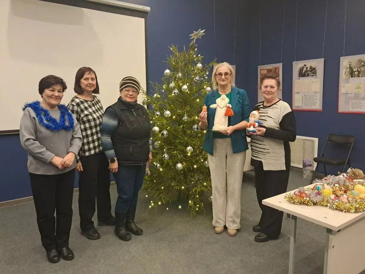 Врываемся в Новый год с краеведческим музеем В Луганском краеведческом музее прошло мероприятие Традиции празднования Нового года где через старинные ёлочные игрушки и открытки из фондов музея гостям рассказали как менялся главный праздник Также в Музейной мастерской дети и взрослые расписывали гипсовые ёлочные игрушки Это не просто весело но и очень полезно развивает аккуратность воображение и готовит маленькие ручки к письму Спасибо всем кто был с нами Пусть ваш Новый год будет таким же ярким как эти расписные фигурки
