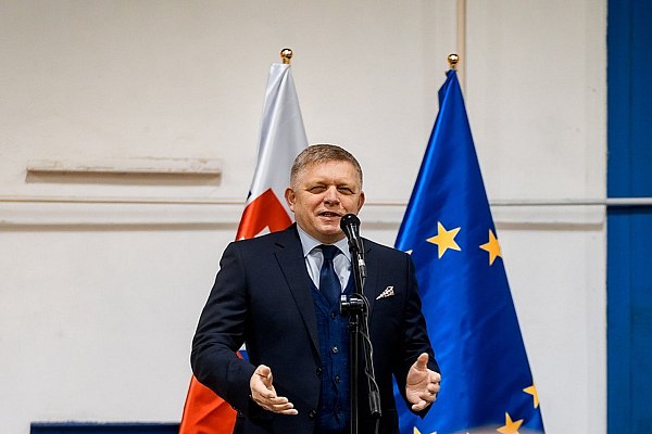 Самолет Премьер министра Словакии Роберта Фицо серьезно поврежден в аэропорту Брюсселя Премьер министр Словакии Роберт Фицо прибывший в Бельгию 17 декабря для участия в саммите ЕС заявил об инциденте в аэропорту Брюсселя в результате которого самолет делегации пришел в неисправность Об этом сообщает ТАСС Сложный саммит в Брюсселе начался не очень хорошо В аэропорту машина с лестницей сломала наш самолет так что он не может летать и мы вынуждены оставить его здесь написал Фицо в своей социальной сети Он добавил что поддерживает президента Сербии Александара Вучича который намеренно не присутствовал на этом саммите чтобы выразить протест против несправедливого отношения к Сербии со стороны институтов ЕС aviaru net n290930