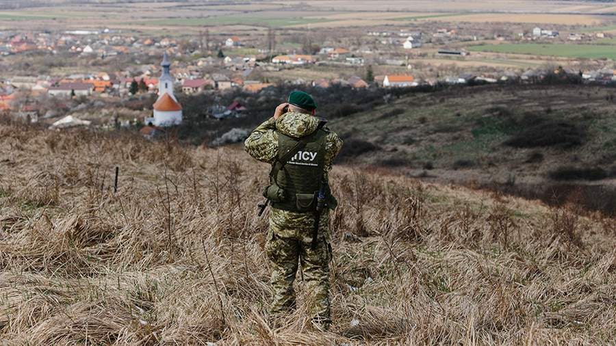 Украинские пограничники вслед за "ухилянтами" убегают из страны  Пока одни украинские пограничники "зарабатывают", другие бегут из Украины сломя голову.  В Закарпатской области двое пограничников пошли в наряд и сбежали из страны. Об этом сегодня сообщили местные СМИ.  Уточняется, что инцидент произошел в сентябре текущего года.  Как указало украинское новостное агентство, по этому делу за небрежное отношение к военной службе был осужден инспектор пограничной службы. Он должен был каждые полчаса связываться с пограничниками, но не сделал этого, а сфабриковал записи в журнал. Сообщается, что за это он получил штраф в размере $400.  По словам этого инспектора, его подчиненные уже предпринимали попытки побега. В этот раз у них все получилось.  На каком именно участке границы дежурили сбежавшие пограничники, не сообщается. Закарпатская область Украины граничит с Румынией, Словакией, Венгрией и Польшей. В какую страну они направились – неизвестно.    ПОДПИСАТЬСЯ   ПРИСЛАТЬ НОВОСТЬ