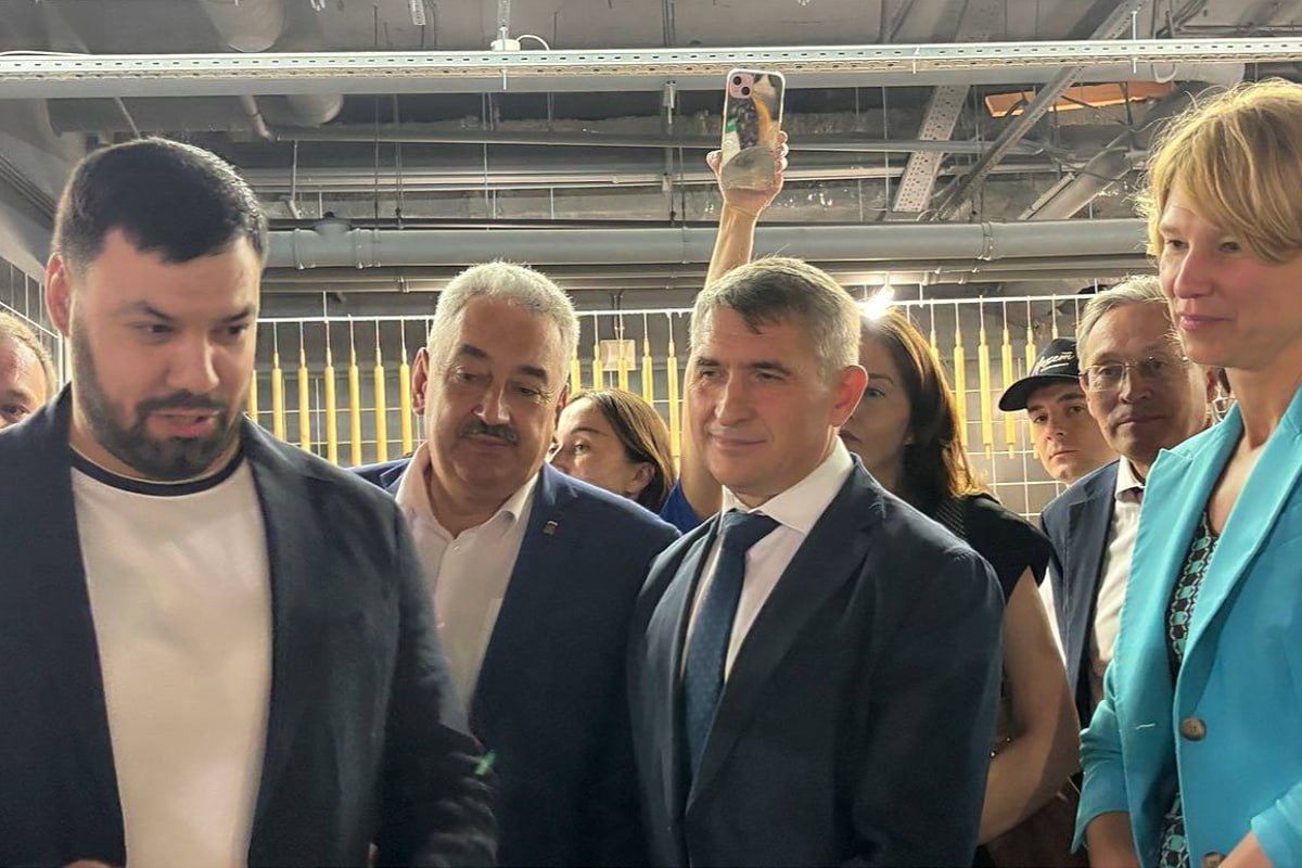 Спикер Госсовета Чувашии Леонид Черкесов оценил агромаркет «Пехет»: Здесь всё сделано с душой для людей  В «Пехете» можно найти продукцию местных фермеров и производителей, а также непродовольственные товары — сувениры и одежду.  В Чувашии появился уникальный агромаркет «Пехет». Находится он в ТЦ «Каскад» в Чебоксарах. Старт его работе дали министр сельского хозяйства РФ Оксана Лут, Глава Чувашии Олег Николаев и председатель Госсовета Леонид Черкесов.  «Чувашская продукция всегда славилась своей экологической чистотой и натуральностью. Теперь у чебоксарцев появилась замечательная возможность покупать свежие товары, выращенные с заботой о здоровье потребителей, в одном месте. Здесь всё сделано с душой для людей: каждый уголок пропитан духом Чувашии», — отметил Леонид Ильич.  Название агромаркета переводится с чувашского языка как «изобилие», «достаток» и «богатство» — это в полной мере отражается в концепции магазина.  В «Пехете» есть мясо, молоко, рыба, чай, мед, сладости, яйца, ягоды и сыры чувашского производства. Здесь также можно познакомиться с народными промыслами и купить сувениры, а еще одежду местных брендов. Здесь же размещаются фудкорт и фотозоны.  В агромаркете представлены 22 фермера и кооператива, получившие гранты, а всего производителей около 50. Торговых мест более 70, а точек общепита — 4. Для сельхозтоваропроизводителей предусмотрена дополнительная поддержка – государство компенсирует до 60% затрат на аренду торговой площади тем, кто реализует собственную продукцию.  «Пехет» станет новым гастрономическом центром притяжения для жителей и туристов, где можно не только отведать местных блюд, но и погрузиться в чувашскую культуру.