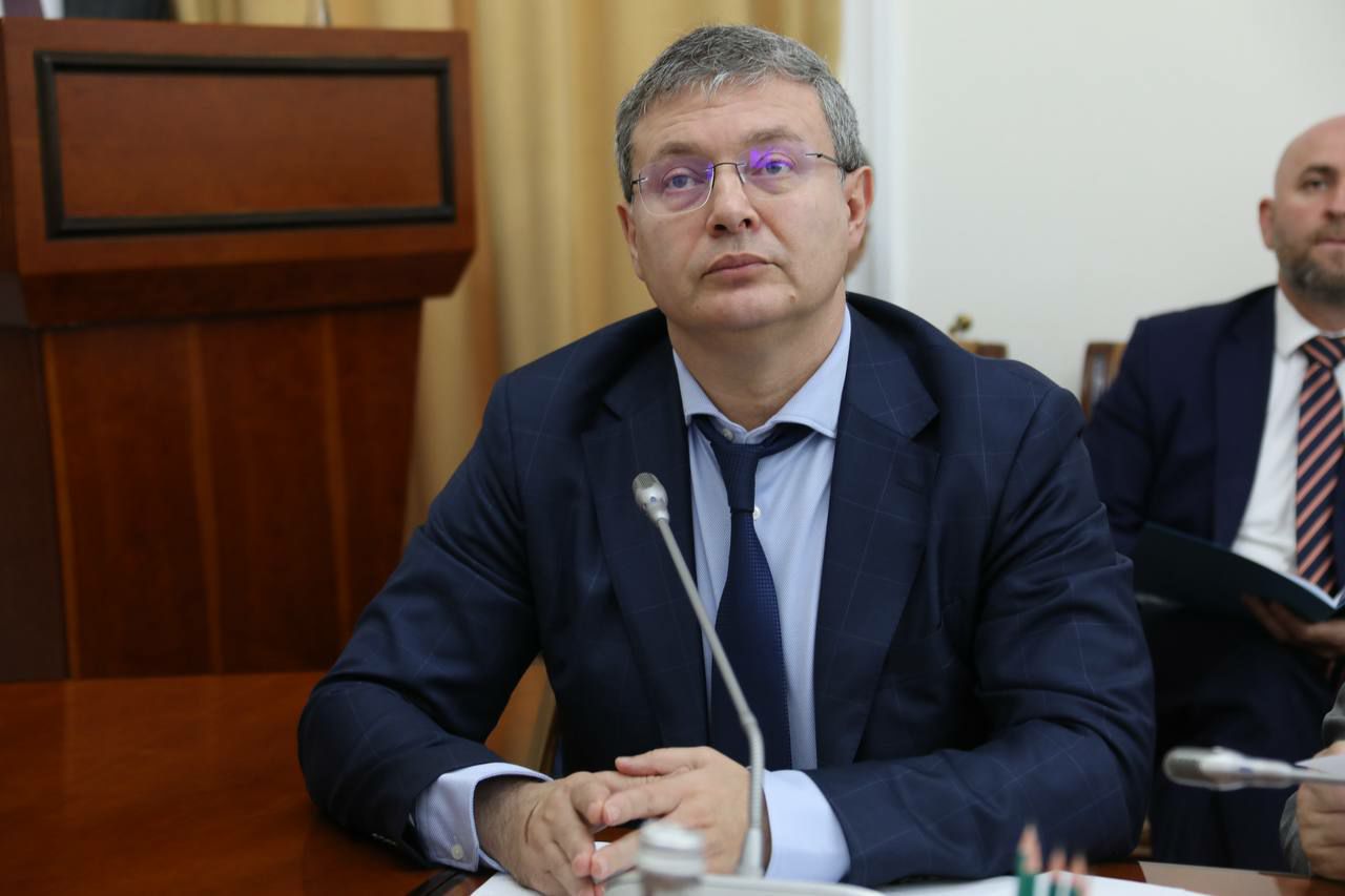 Практику Кизилюрта и ДагОгней при подготовке объектов ЖКХ к зиме будем распространять на все муниципалитеты, заявил первый вице-премьер Манвел Мажонц на заседании правительства. Благодаря финансированию работ по замене котельных, эти города решили давние проблемы с тепло- и водоснабжением. Жители теперь обеспечены качественным теплом и горячей водой круглый год. Ранее Дагестанские Огни считался «проблемным» муниципалитетом в части получения паспорта готовности к ОЗП, однако уже два года подряд город успешно проходит эту процедуру. В Кизилюрте также построены две новые котельные, что позволило обеспечить круглосуточную подачу горячей воды, чего раньше не было. Успехи городов отметил даже Минстрой РФ. «Мы всесторонне проанализировали, выработали план мероприятий, который вовремя и качественно сделали... Мы, применив финансовые инструменты двух федеральных программ, смогли реализовать это мероприятие», – рассказал он. Манвел Мажонц рекомендовал Минстрою Дагестана организовать такую же планомерную работу в других проблемных зонах, в частности в Южно-Сухокумске и Буйнакске. По итогам обсуждения премьер-министр Абдулмуслим Абдулмуслимов поручил организовать Оперштаб по подготовке объектов ЖКХ к ОЗП 2025-2026 годов. Первое заседание пройдёт в июне.