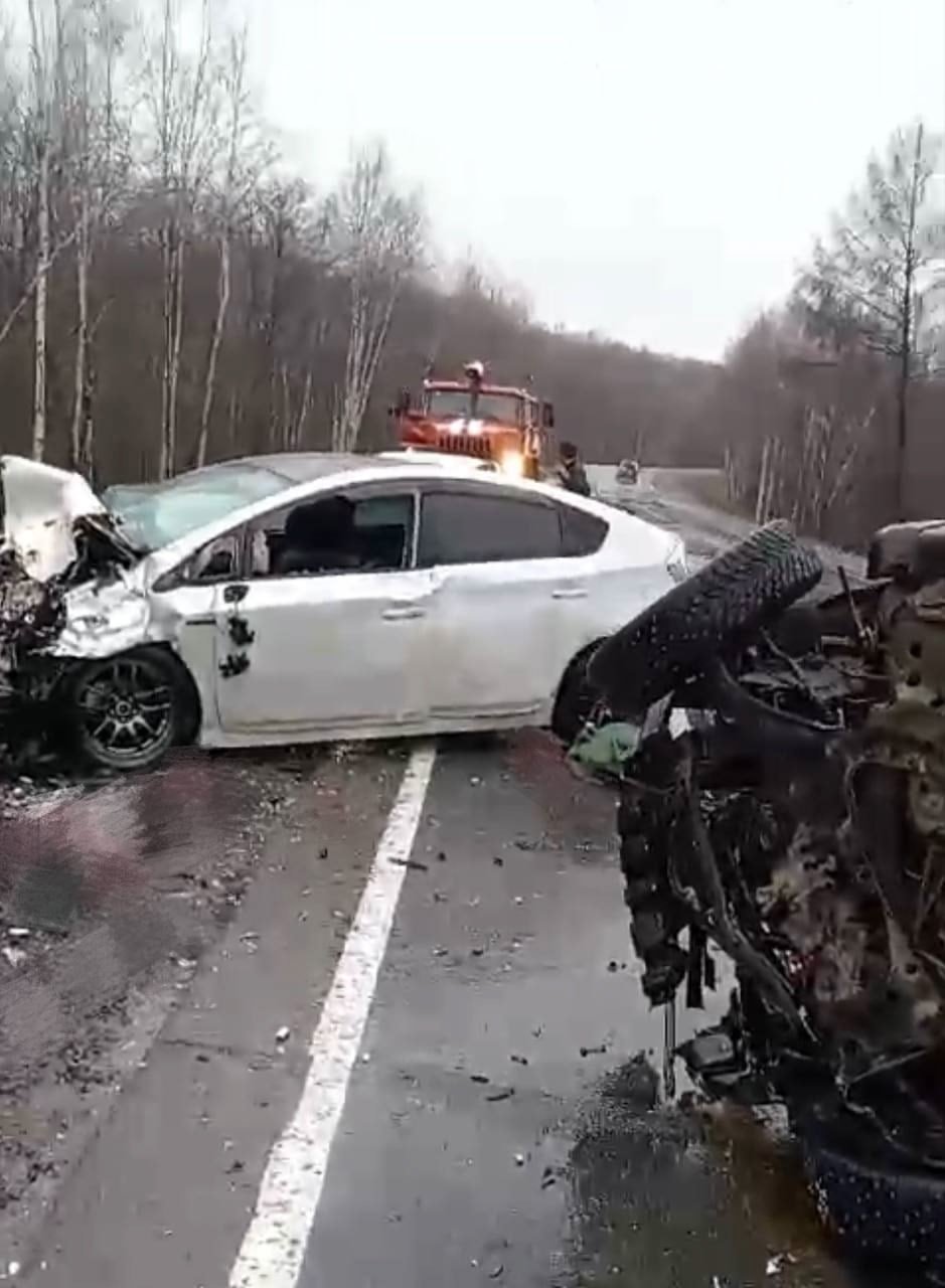 Авария на комсомольской трассе унесла жизнь женщины  Днём на трассе Хабаровск – Лидога – Ванино – Комсомольск-на-Амуре произошло смертельное столкновение двух легковых автомобилей. В результате аварии погибла женщина, ещё три человека получили травмы разной степени тяжести. На месте происшествия работают сотрудники ГАИ и следственно-оперативная группа, ведётся расследование.