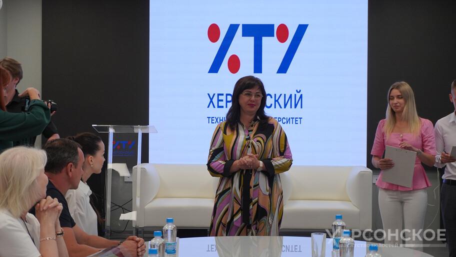 В 2025 году технические специальности стали популярны у абитуриентов ХТУ  Поступающие на бакалавриат в Херсонский технический университет в 2025 году стали чаще выбирать технические специальности. Об этом ХАН сообщила ректор вуза Галина Райко.  «Большой популярностью пользуются электроэнергетика, электротехника, машиностроение, группа информационных специальностей — это программное обеспечение, программная инженерия, информационные системы и технологии, информационная безопасность», — рассказала Райко.  Рейтинговыми стали также кафедры психологии, дизайна, такие специальности, как транспортные технологии. По-прежнему абитуриенты выбирают юридические и экономические специальности, государственное и муниципальное управление.  Прием документов и прохождение онлайн-тестирования завершены. До 8 августа университет подготовит приказы о зачислении.  #Образование