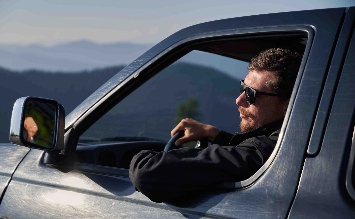 Мильковчанин лишился свободы из за пьяной выходки Он угнал автомобиль и устроил покатушки угрожая безопасности других водителей и пешеходов Осмелев от алкоголя выпитого на даче у знакомых сельчанин запрыгнул в припаркованный рядом с участком чужой автомобиль и выехал на дорогу Насладиться ездой ему помешали полицейские Эта пьяная выходка обернулась для мужчины уголовным преследованием Накануне его дело рассмотрели в Мильковском районном суде передаёт ИА Камчатское время Подробности по ссылке   kamtime ru article d9de3909 f50c 4151 b129 fb5d84787a12 Предложка МАХ