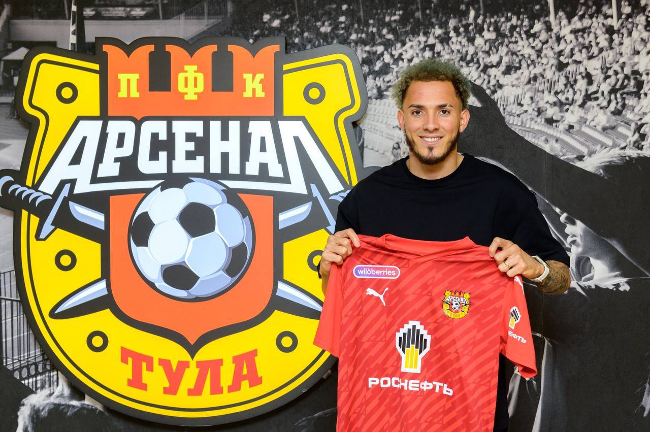 Футболист тульского Арсенала Эдарлин Рейес отказался возвращаться в команду после отпуска ПФК Арсенал заблаговременно уведомил игрока о графике сборов и приобрел для него все необходимые билеты Мы считаем что такой поступок проявление неуважения не только к клубу но и к вам нашим болельщикам сообщается в Telegram канале футбольного клуба Также сообщается что Арсенал оштрафует Рейеса за неприбытие на сбор и оставит за собой право принимать дальнейшие решения Подписывайтесь на РИА Новости Спорт в MAX