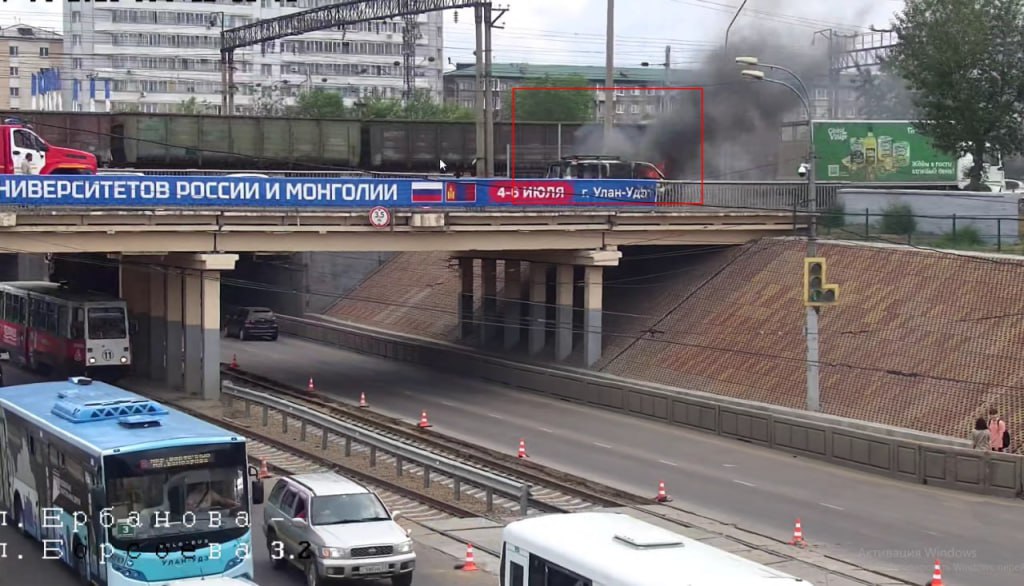 В Улан-Удэ загорелся микроавтобус. Возгорание произошло на путепроводе на улице Борсоева. Информация уточняется : комитет по транспорту