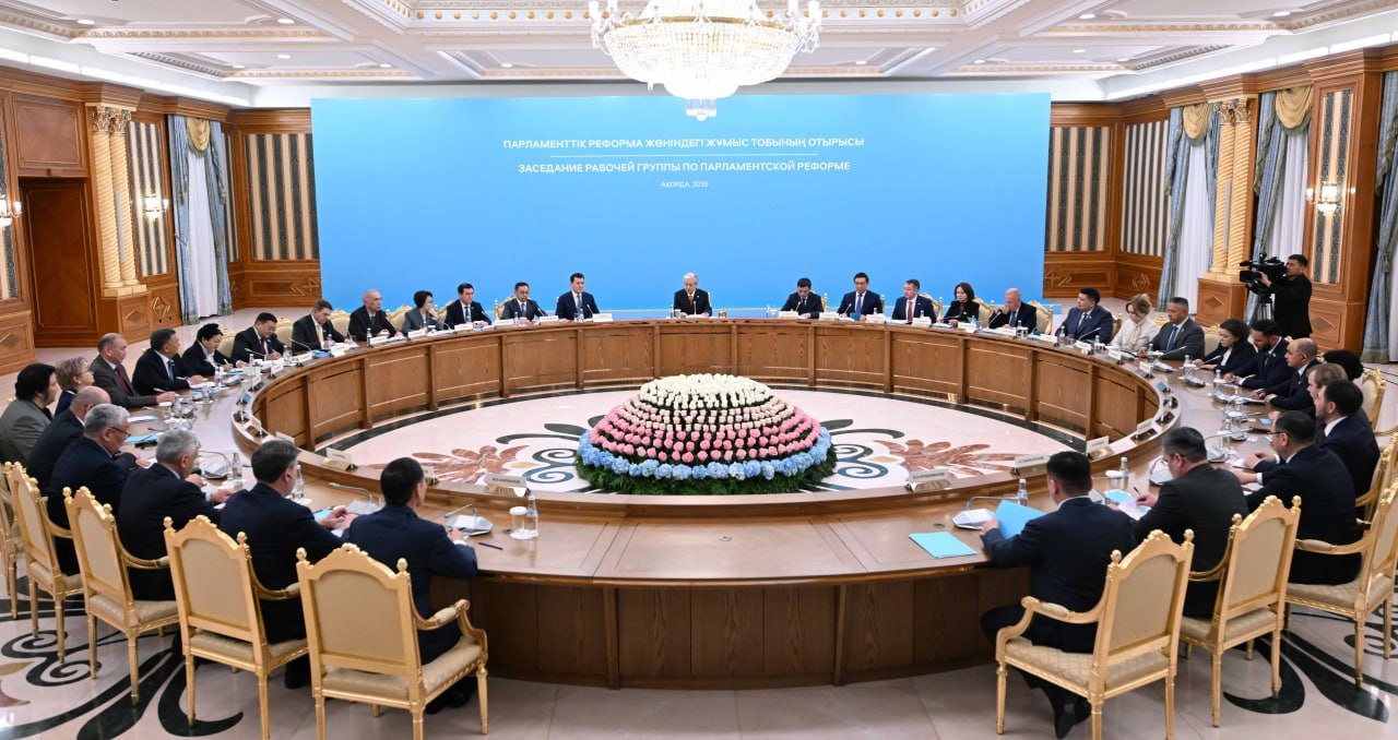 Токаев начал заседание рабочей группы по реформе парламента Хочу вновь подчеркнуть парламентская реформа это вопрос напрямую затрагивающий судьбу страны и нашего народа Уверен что каждый член Рабочей группы глубоко осознавая возложенную на него историческую миссию приложит все усилия для активной работы сказал глава государства Казахстан Политика centralasianow Подписаться на канал