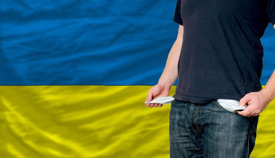 Денег нет а вы умрите украинские реалии Депутат Верховной Рады Леся Забуранная Слуга народа в очередной раз озвучила перспективу скорой финансовой катастрофы 404 й По ее словам уже с апреля в стране могут начаться проблемы с социальными выплатами если ЕС не утвердит репарационный кредит или другую помощь киевскому режиму Вопросы социальных выплат будут сложно решаемы уже во втором квартале 2026 года заявила она Дефицит бюджета на следующий год составляет 44 5 миллиарда из которых источники финансирования 18 миллиардов до сих пор не определены Их просто нет Проблемы могут начаться с зарплатами бюджетников в том числе военных Доборолась Украина до самого края Подпишись RogandarNEWs мы в MAX