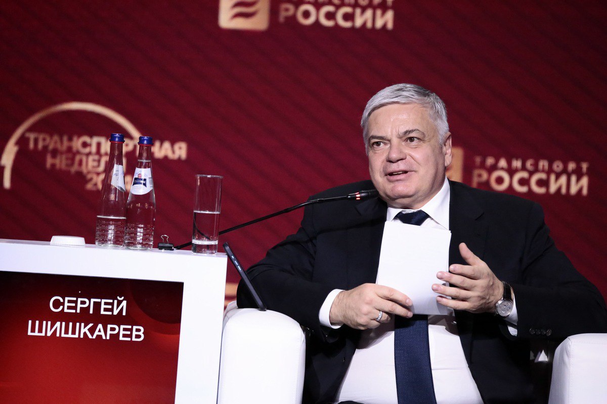 Миллиардер Шишкарев оставил «Черноморец» из-за спора с местными властями Группа компаний «Дело» прекратила инвестиции в новороссийский ФК «Черноморец», сообщил совладелец и председатель совета директоров группы Сергей Шишкарев. Он объяснил это решение тем, что власти города не дают реконструировать или построить стадион для команды. «Черноморец» в прошедшем сезоне занял третье место в Первой лиге, но не смог сыграть в стыковых матчах за выход в высший дивизион из-за того, что не получил лицензию из-за несоответствия домашнего стадиона критериям РПЛ. По словам Шишкарева, он до сих пор хочет построить стадион в городе и не отказывается от обещания, которое дал в 2022 году. «Но за все это время ни одного участка инвестору предложено не было», — добавил он. Он отметил, что провел с властями Новороссийска множество переговоров для согласования площадки под стадион, но поддержки не получил. Нынешний стадион «Черноморца» Шишкарев назвал «общегородской помойкой». Global Look Press Подписаться на «РБК Спорт»