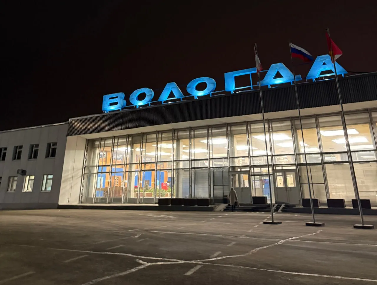 Диктант Победы впервые пройдёт в аэропорту Вологды Международная акция будет организована 24 апреля старт в 12 00 Участники напишут тест из 25 вопросов на который отводится 45 минут Диктант Победы пройдет в Вологде в восьмой раз Присоединиться к проекту офлайн можно на десятках площадок в школах библиотеках и других учреждениях полный список по ссылке После выбора площадки нужно зарегистрироваться чтобы получить доступ в личный кабинет там появятся результаты теста Для тех кто будет решать Диктант Победы в аэропорту Вологды подготовили специальный блок вопросов на тему истории авиации и вклада лётчиков в победу в Великой Отечественной войне Новости Вологды в MAX