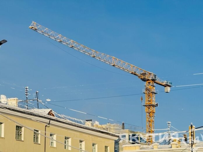 2,5 тысячи якутян переселили из аварийного жилья с начала года 2,5 тысячи якутян за пять месяцев текущего года переселили из 11,8 тысячи квадратных метров аварийного жилищного фонда. Так, с 2019 по 2025 годы, в республике переселили уже 49 тысяч человек из 911,2 тысячи квадратных метров аварийного жилья. Об этом сообщает пресс-служба главы и правительства региона. Эти меры реализуют в рамках федерального проекта «Жилье», который является частью нацпроекта «Инфраструктура для жизни», инициированного президентом России Владимиром Путиным. «Конечно, мы были рады этой новости! Я думала, что не доживу до этого момента, что проект останется на бумаге, ведь мы живём в арктической зоне. Летом транспортная доступность только по реке. Но потом ввели два первых дома, а наш по очереди был седьмым. Я даже тогда не поверила, подумала: им повезло, очередь до них дошла. Потом год за годом вводили новые дома и до нас очередь дошла, а сейчас уже достраивают восьмой дом. Не передать словами, насколько мы счастливы и благодарны нашему президенту Владимиру Путину за такой прекрасный проект. Сейчас мы вместе с детьми и внуками переносим вещи в новую, просторную и светлую квартиру. Вместе с нами переезжают и все наши соседи, с которыми мы бок о бок жили всё это время. Ведь по старому адресу я жила с пяти лет», — поделилась Маргарита Яковлева Подробнее читайте по ссылке Фото: Мария Архипова / «Якутия 24»