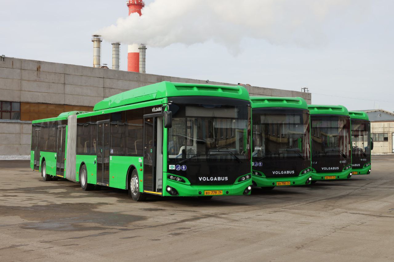 Новые автобусы вышли на девять маршрутов Челябинской агломерации в уходящему году В течение года в регион поступил 101 автобус приобретенный перевозчиками при участии федеральной субсидии через систему льготного лизинга АО ГТЛК Новый подвижной состав задействован на маршрутах Челябинской агломерации и обеспечивает регулярные пассажирские перевозки сообщили в министерстве дорожного хозяйства и транспорта региона Обновление подвижного состава это системная работа направленная на повышение качества и надежности пассажирских перевозок Новая техника позволяет обеспечить стабильную работу маршрутов и повысить комфорт для жителей Челябинской области отметил первый заместитель министра дорожного хозяйства и транспорта Челябинской области Андрей Ксензов eoblast