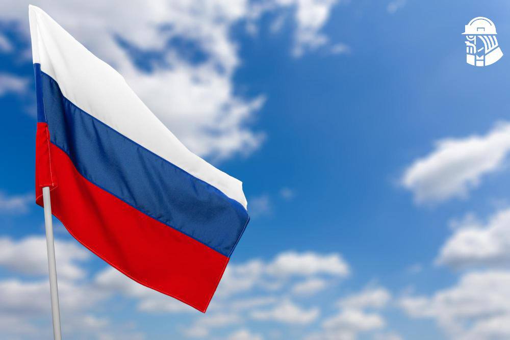 Россиян предупредили о штрафе за неправильное вывешивание флага На майские праздники некоторые украшают дома флагами России, регионов и копией Знамени Победы. Однако важно соблюдать правильный порядок использования госсимволов. Если вывешивается два флага, то триколор должен быть слева, при нечетном числе флагов — в центре, или левее центра при четном. Знамя Победы по статусу равно госфлагу, правила те же. Нарушением, конечно же, является перевернутый флаг, порванный или грязный. А также если используется не по назначению — например, вместо скатерти или обивки мебели. Штраф для граждан — 2–3 тыс. рублей.
