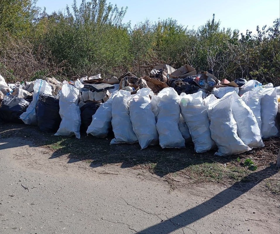 В селе Светлодолинское Мелитопольского округа наконец ликвидировали стихийную свалку, которая существовала более 20 лет.   Работы по очистке провели сотрудники компании «Жилсервис», убрав мусор с несанкционированной территории, которая долгое время загрязняла окрестности.  Свалка не только портила внешний вид местности, но и негативно сказывалась на экологии, нанося вред окружающей среде. Причина, по которой местные жители годами продолжали выбрасывать мусор на это место, остаётся неясной, несмотря на явную проблему.  Теперь территория стала чище и более ухоженной. Жители надеются, что в будущем мусор будет выбрасываться только на специально отведённых для этого площадках, сохраняя чистоту села.  Подпишись