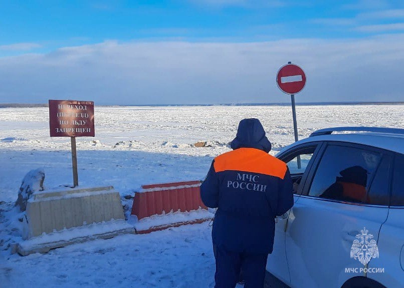 В Якутии открылась первая ледовая переправа  В Момском районе к эксплуатации официально допустили ледовую переправу муниципального значения «п. Хонуу – с. Буор-Сысы» через р. Индигирка. Толщина льда позволяет передвигаться по переправе автомобилям весом не более 3 тонн.  Работы по обустройству ледовых переправ проводятся согласно планов мероприятий по своевременному открытию и закрытию сезонных автодорог и при наличии необходимой безопасной толщины льда для строительной техники. Сроки открытия могут быть скорректированы исходя из фактического состояния льда и погодных условий.  Подробности