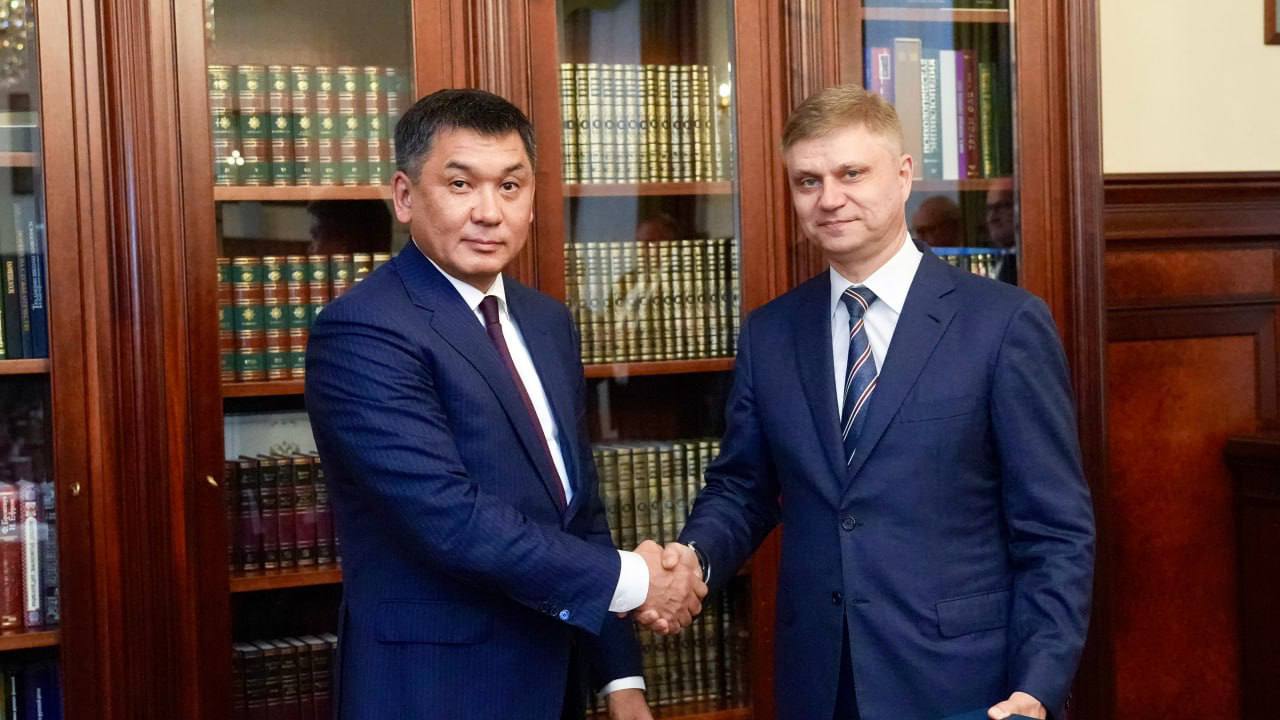 Казахстанские и Российские железные дороги усиливают стратегическое партнерство. В Москве главы КТЖ и РЖД – Алдыбергенов и Белозеров подписали протокол о мерах по оптимизации логистики. Ожидается, что уже во втором полугодии суточный объем пропуска поездов вырастет на 30% — с 65 до 85 пар . число поездов, которые проезжают в противоположных направлениях в одном месте в единицу времени.