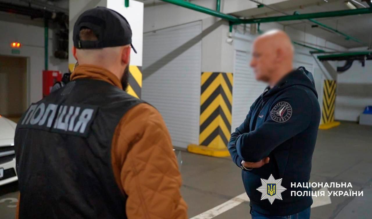 Прокуратура официально подтвердила что мэр Одессы Труханов получил подозрение в служебной халатности которая привела к гибели девяти человек во время недавнего потопа По версии следствия чиновник не обеспечил полноценное функционирование в городе инженерных сетей Как утверждается ремонты сливной канализации водоотвода и дренажных систем не проводились несмотря на регулярные подтопления В день самого ЧП Труханов как сообщается не организовал должное оповещение населения об угрозе и не привёл в готовность органы гражданской защиты Подозрения по этому делу получили еще 8 чиновников два заместителя Труханова директора Департамента городского хозяйства и Департамента муниципальной безопасности директор начальник структурного подразделения и два главных инженера Коммунального предприятия Городские дороги Сайт Страна X Twitter Прислать новость фото видео Реклама на канале Помощь