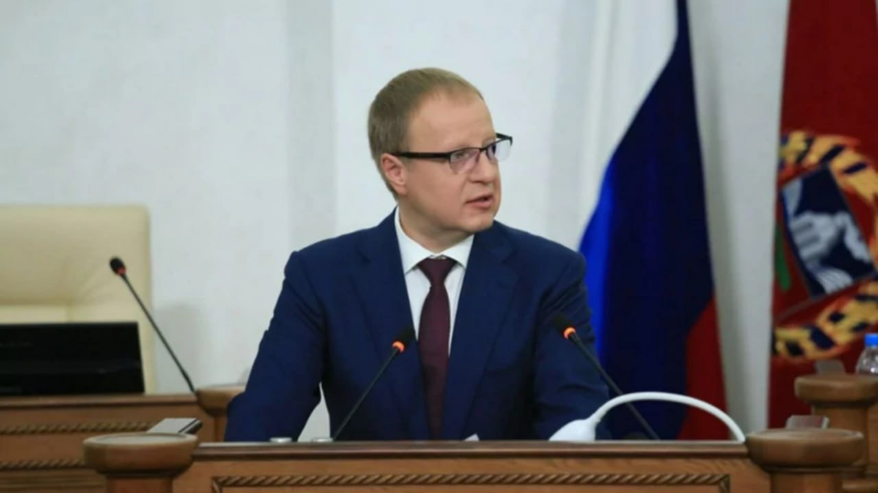 Виктор Томенко анонсировал прямую линию во второй половине ноября Губернатор Алтайского края Виктор Томенко сообщил о подготовке к прямой линии с жителями региона Мероприятие запланировано на вторую половину ноября Уважаемые жители Алтайского края Мы начинаем подготовку к моей прямой линии которая пройдет во второй половине ноября На некоторые вопросы традиционно отвечу в эфире лично Другие также не останутся без внимания отметил глава региона Виктор Томенко подчеркнул что все поступившие от жителей запросы и обращения будут тщательно проработаны соответствующими службами и ведомствами Гарантировано что ответы получат все кто обратится Фото Екатерина Смолихина amic ru