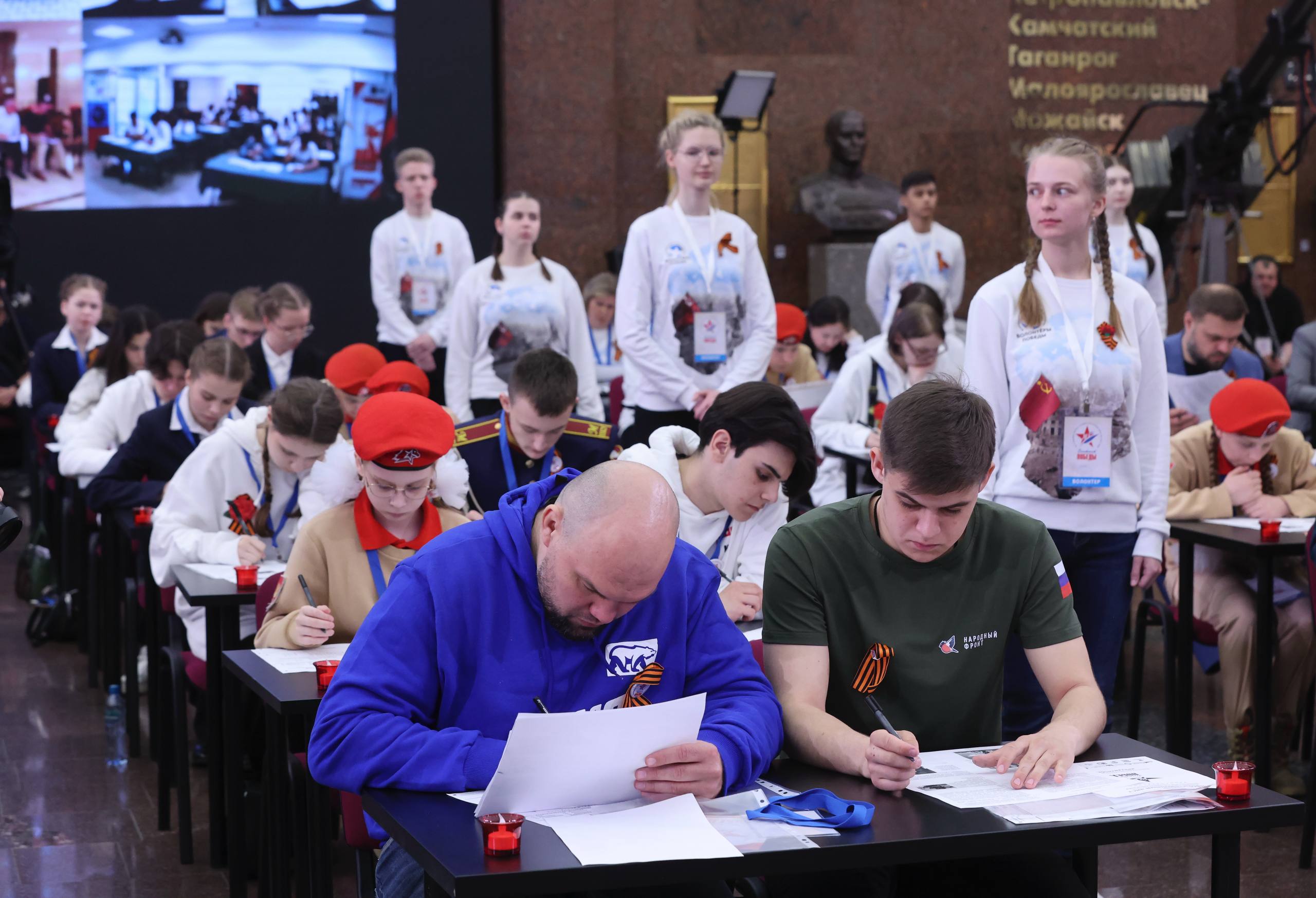 Международная патриотическая акция Единой России Диктант Победы вошла в шорт лист премии Знание Премия 2025 Это главная просветительская награда страны Российского общества Знание В этом году она проходит в пятый раз Диктант Победы номинирован за вклад в сохранение памяти о защитниках Отечества Наш проект уже подтвердил статус одного из самых масштабных просветительских проектов России С каждым годом в нём принимает участие всё больше участников В этом году Диктант Победы побил все рекорды более 2 75 миллиона человек из России и ещё 97 стран мира присоединились к его написанию Мы задали высокую планку и не собираемся её снижать Диктант Победы стал популярным и будет проводиться ежегодно обрастая новыми активностями и форматами Благодарю команду проекта Историческая память и всех кто вместе с нами проводит такую важную работу по сохранению исторической памяти Сидякин в Telegram Сидякин в Вконтакте