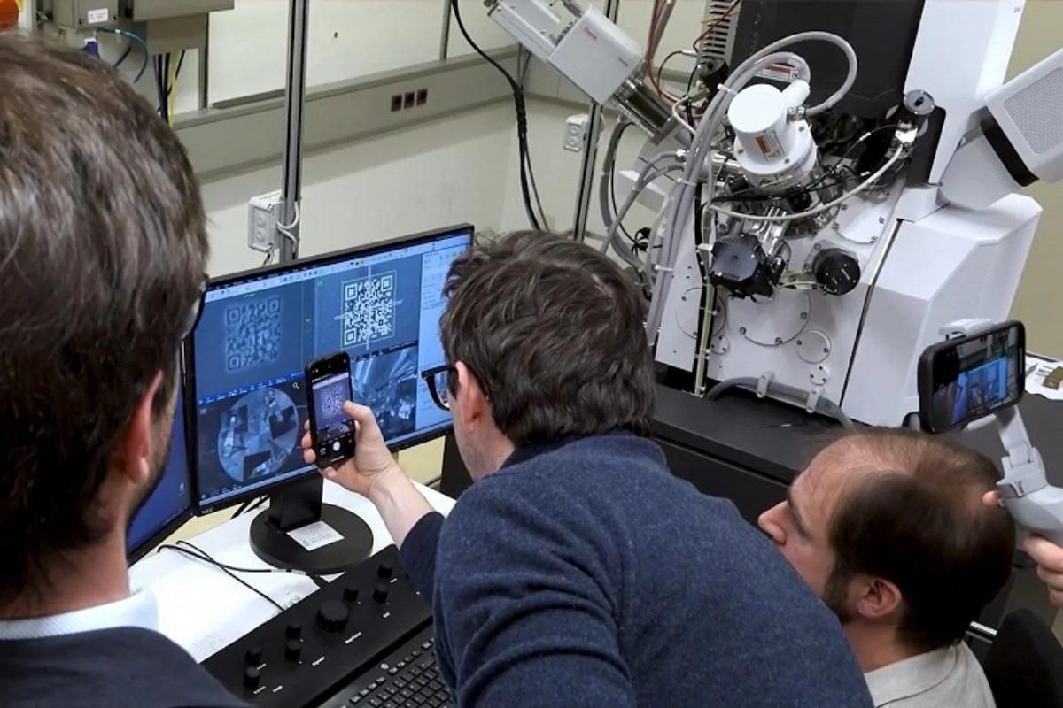 Немецкие инженеры создали QR код с которым попали в Книгу рекордов Гиннесса Инженерам компании Cerabyte удалось создать и считать самый маленький в мире QR код размером 49 нм Он на 37 меньше предыдущего рекордсмена Такие размеры означают что эти коды меньше бактерий а для их считывания нужен электронный микроскоп Подробнее