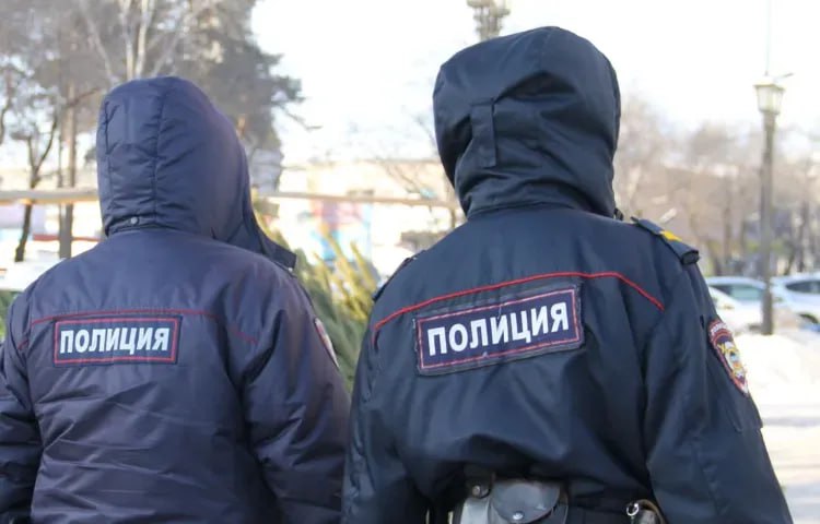 Мужчина совершил три преступления после встречи с полицейскими  Вечером 13 июля 2024 года во время празднования Дня образования села 43-летний мужчина, двигаясь на машине по улице Ленина села Ивановка, был остановлен сотрудниками ДПС ГИБДД ОМВД России «Ивановский» за превышение скорости. Нарушитель отказался предъявить документы и пройти в патрульный автомобиль, покинул место правонарушения и скрылся от преследования.   «Спустя некоторое время разозленный этим фактом злоумышленник отправился для разбирательств в дом одного из сотрудников полиции. Незаконно проникнув в жилище, мужчина понял, что сотрудника ДПС нет на месте. После этого стал высказывать угрозы применения насилия в отношении двух представителей власти, которым звонил по телефону, а также направлял сообщения, используя мессенджер», - сообщается в материалах уголовного дела.   15 июля сельчанин проезжал мимо магазина и увидел припаркованную машину, принадлежащую отцу одного из патрульных. Остановившись, он подошел к мужчине и стал высказывать претензии по поводу действий его сына, а потом несколько раз ударил его по лицу.  Между тем, до этого злоумышленник неоднократно привлекался к уголовной ответственности за преступления против жизни и здоровья человека.   Ивановский районный суд признал сельчанина виновным и назначил ему 2 года и 7 месяцев лишения свободы с отбыванием наказания в колонии-поселении.    ТЕЛЕПОРТ.РФ – здесь все об Амурской области  Написать нам