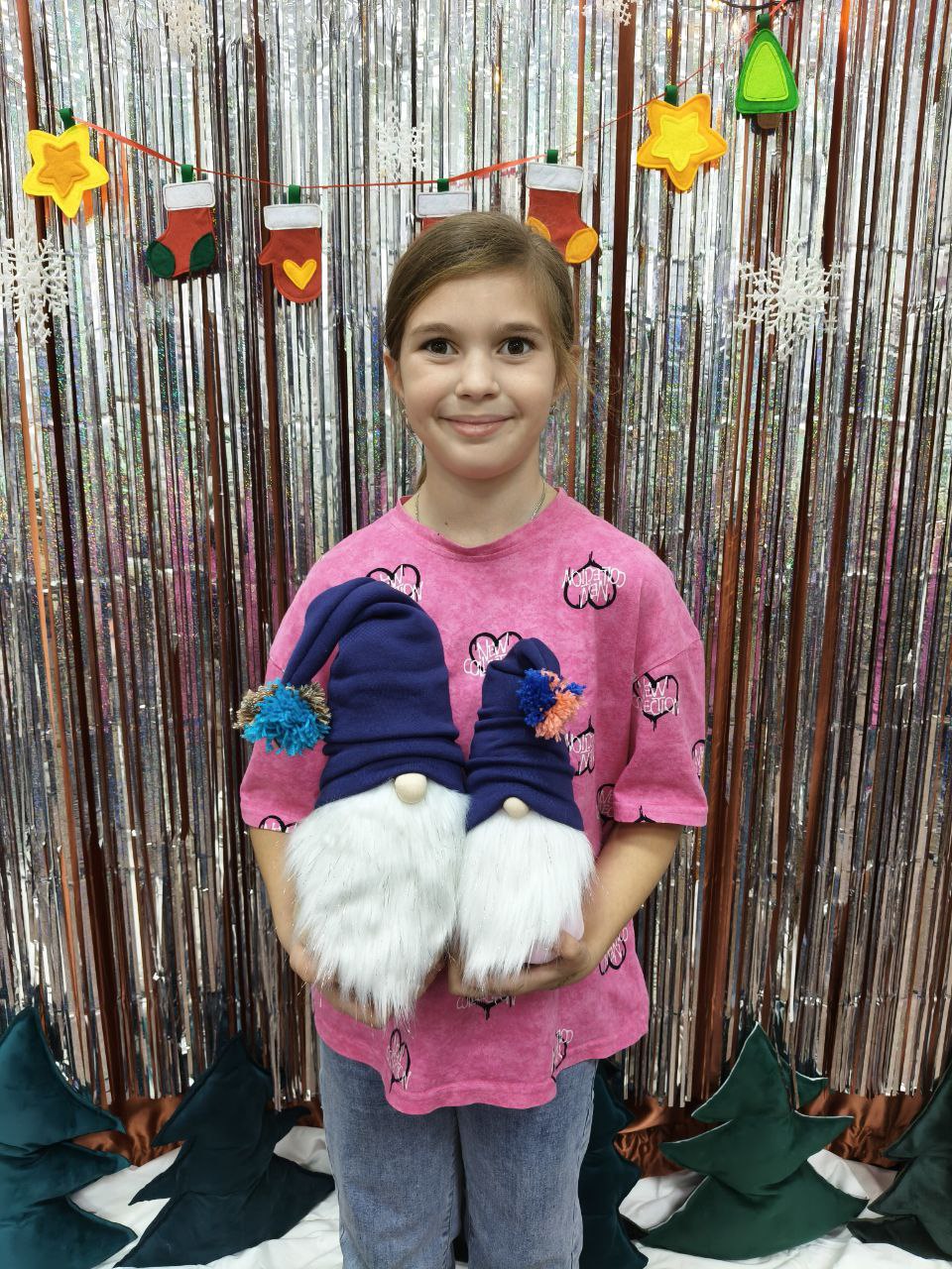 Новогодние подарки изготавливают ребята в апшеронском Центре детского технического творчества На занятиях в Центре детско юношеского научно технического творчества вовсю идёт подготовка к Новому году Ребята научились создавать волшебные зимние открытки которые порадуют родителей и бабушек с дедушками и она останется им на память Кроме того дети шьют своими руками замечательные подарки и изготавливают милые новогодние игрушки Деда Мороза Пряничного Человечка снежинки и другие Фото ЦДЮНТТ Мы в MAX Апшеронский рабочий