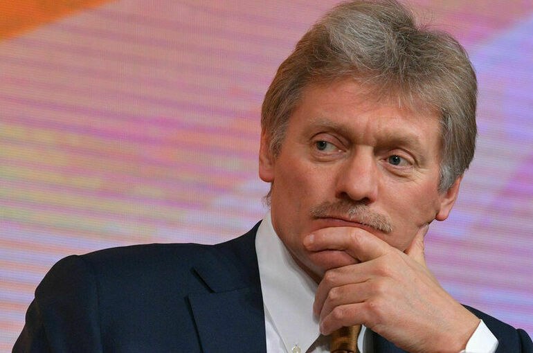 Книги и фильмы о Путине взгляды президента Пресс секретарь Дмитрий Песков сообщил что президент РФ Владимир Путин избегает просмотра фильмов и чтения книг о себе По словам Пескова президенту жаль тратить на это время Президент предпочитает исторические и документальные фильмы которые он смотрит в дороге Такая позиция интересна на фоне внимание к фигуре Путина в медиапространстве