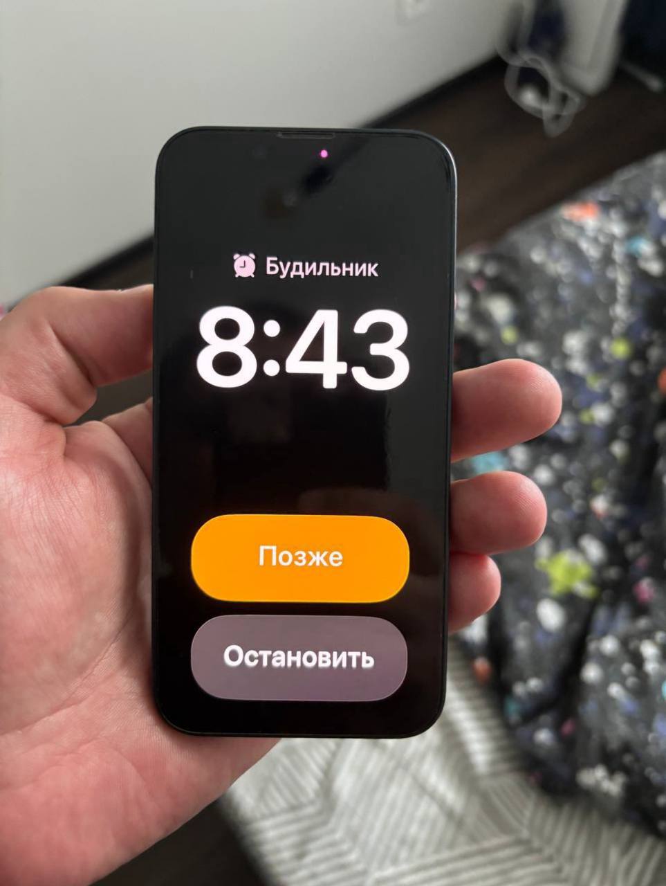 iOS 26: будильник, который ты точно не проспишь. В новой iOS кнопку «Отложить» сделали настолько огромной, что её теперь можно нажимать даже во сне. media