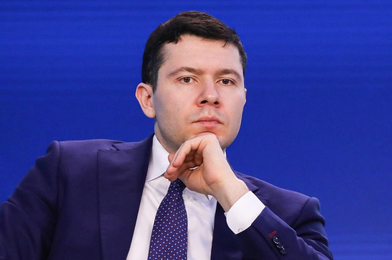 Алиханов на отчете в Госдуме анонсировал новые отмены и ограничения   Россия вынуждена пока отказаться от капиталоемкого проекта по разработке единой модульной платформы для автомобилей ввиду бюджетных ограничений По словам главы Минпромторга Антон Алиханов без господдержки наши производители сейчас такие затраты не смогут потянуть   Зато Алиханов пообещал в 2026 году запустить производство на бывших заводах Toyota в Санкт Петербурге и Volkswagen в Нижегородской области Также Минпромторг предлагает проработать дополнительные инструменты защиты инвестиций российского бизнеса на случай возможного ухода иностранных автопроизводителей   Помимо этого министерство предлагает проработать допмеры против импорта металлопродукции объем которой несмотря на снижение спроса все таки сохраняется на нашем рынке Министерство предлагает приоритизировать закупку российской металлургической продукции в рамках инфраструктурных проектов   Такие меры приходится принимать поскольку в России выплавка стали в 2025 году снизилась на 4 6 а производство готового проката сократилось на 5 2   Но есть и хорошие новости Минпромторг готов существенно снизить цену первых партий российских самолетов Авиапредприятия сейчас работают над оптимизацией затрат для снижения стоимости бортов и реализуют программу повышения производительности труда   А еще Алиханов заявил что инвестиционная активность в промышленности России сохраняется на высоком уровне и по итогам трех кварталов 2025 года она выросла на 23   МашТех