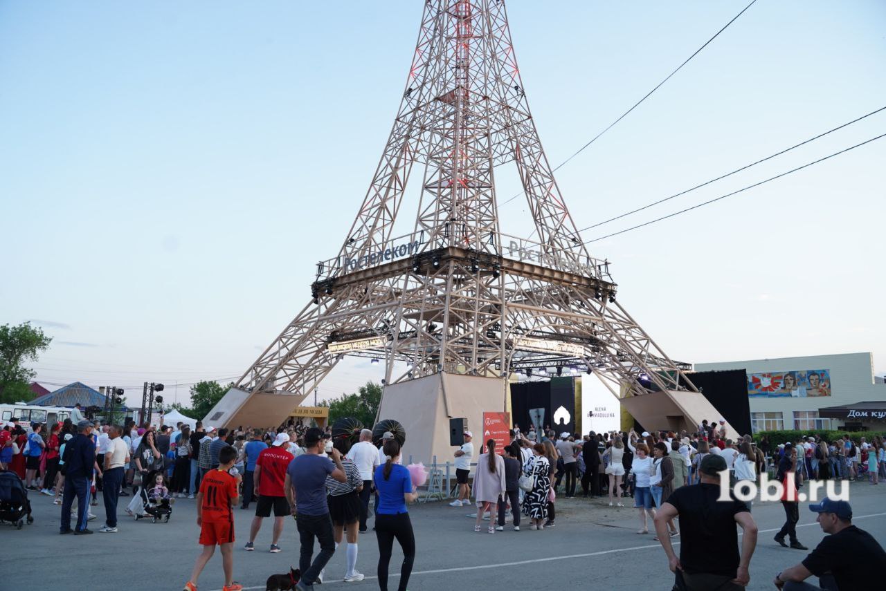 ⏰ Парижская неделя моды проходит в тандеме с другим масштабным праздником — Парижским полумарафоном. Однако в следующем году мероприятия могут разделить. Об этом после показа заявила идейный вдохновитель модной недели, общественный деятель Ирина Текслер. «Мы сможем провести два больших самостоятельных мероприятия здесь, в Париже. И, как вы видите, мы можем сделать это на самом высоком уровне», — пояснила Ирина Текслер. А мы продолжим следить за событиями в Париже — чуть позже сегодня здесь пройдет ночной спортивный забег. / Прислать новость