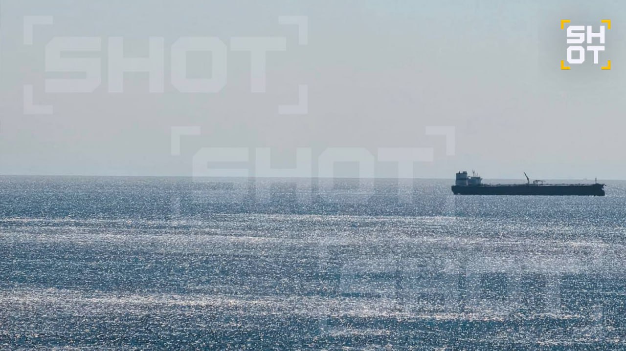 Разлив нефти с турецкого судна произошёл возле берега Новороссийска По данным SHOT в море вылилось более тонны нефтепродуктов Разлив произошёл во время погрузки нефти в пяти километрах от берега на танкере T SEMAHAT под турецким флагом Судно пришло в Новороссийск из порта Кёрфез На его борту 24 человека Сейчас введён объектовый режим ЧС На месте образовалось пятно размером 400х100 метров Подписывайся на SHOT в MAX max ru shot