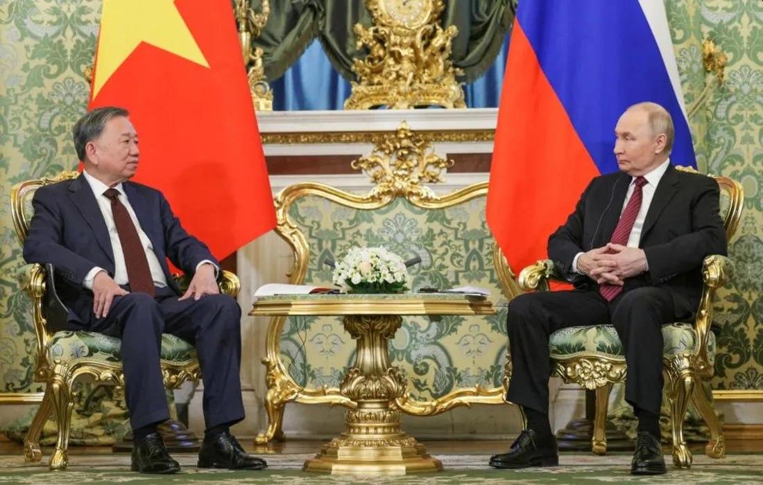 Путин: "Зарубежнефть" построит во Вьетнаме ветроэлектростанцию Российская компания "Зарубежнефть" построит на юго-востоке Вьетнама морскую ветроэлектростанцию. Ее мощность составит 1 тыс. МВт. Об этом сообщил президент РФ Владимир Путин по итогам переговоров с генсеком ЦК Компартии Вьетнама То Ламом. "10 мая одобрены новые соглашения в контексте реализации взаимовыгодных российско-вьетнамских проектов. Компания "Зарубежнефть" будет строить на юго-востоке Вьетнама морскую ветроэлектростанцию мощностью 1 тысячу МВт", - рассказал Путин, отметив, что компании из России заинтересованы в том, чтобы подключиться к модернизации имеющихся в республике объектов гидрогенерации.