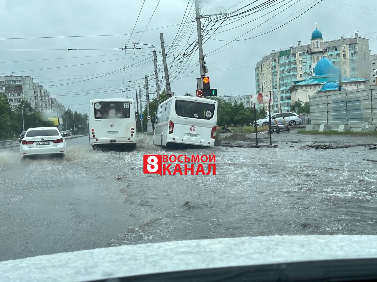 Из-за дождя на улицы Красноярска не вышли электробусы Об этом сообщили в городском департаменте транспорта. Маршрут №1 временно приостановлен, в виду сильного дождя. Техника не приспособлена к таким погодным условиям. Решается вопрос о выходе на линию дизельных автобусов, но и они не всегда справляются. Вблизи красноярской мечети в луже утонул автобус №21. Там образовалась пробка. ______ Оставить обращение