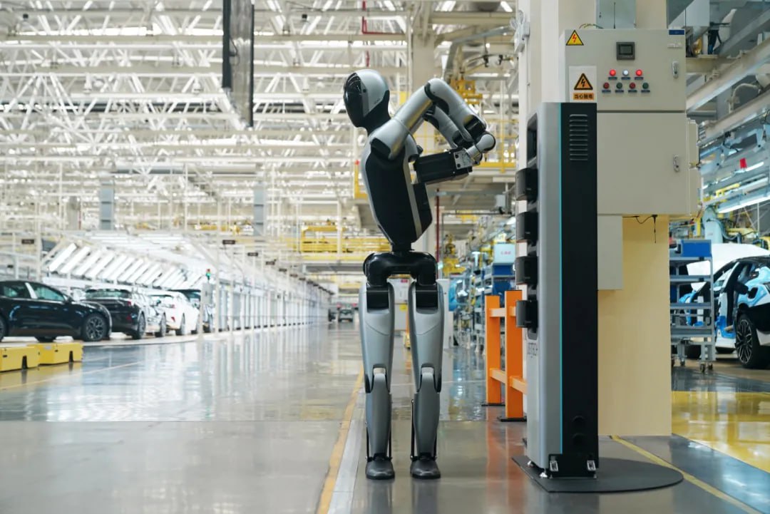 Самостоятельный робот-гуманоид из Шэньчжэня  Компания UBTech Robotics из Шэньчжэня представила первого в мире гуманоидного робота, который может самостоятельно заменить себе аккумулятор.   Walker S2 сам отслеживает уровень заряда каждой из двух своих батарей. При низком уровне он своими руками извлекает из корпуса разряженную батарею и подключает ее к зарядной станции, а затем устанавливает себе новую. Эти операции занимают у него не более трех минут.  При необходимости самостоятельный гуманоид может подзарядиться и от сети.   Все это позволяет роботу функционировать безостановочно круглые сутки – и ему совсем не нужен человек, чтобы решить вопросы энергосбережения.    Китайская Панорама