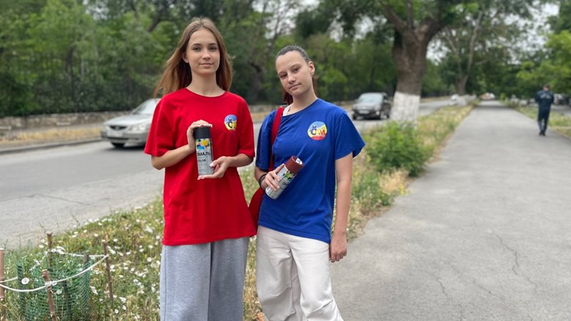 Молодежь Новочеркасска продолжает борьбу с пропагандой наркотиков. В Новочеркасске активисты волонтёрского движения провели акцию «Очистим наши улицы». Участники мероприятия устраняют с заборов, гаражей, стен зданий надписей, пропагандирующих приобретение и распространение наркотических и психотропных веществ. В ходе рейда было устранено более 15 надписей.