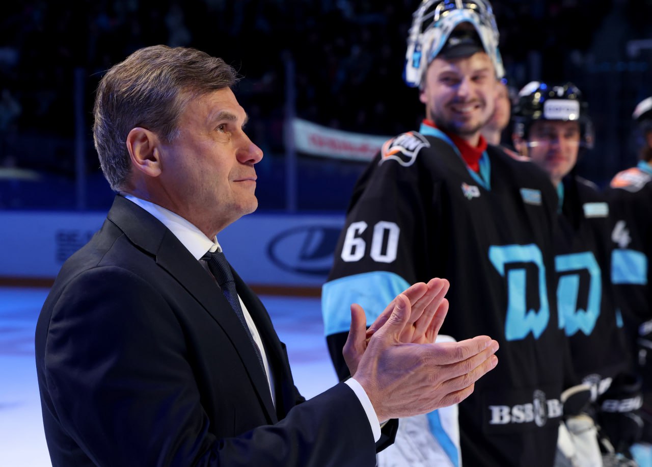 Дмитрий Квартальнов останется в минском Динамо как минимум до конца сезона источник Матч ТВ Сегодня клуб КХЛ объявил об отставке помощника главного тренера Игоря Горбенко Ранее СМИ сообщали что Квартальнов несогласный с этим решением руководства подаст в отставку Такой вариант был возможен но Квартальнов встретился с игроками и ребята уговорили его остаться до конца сезона А что будет дальше посмотрим сообщил Матч ТВ источник приближённый к ситуации news matchtv КХЛ Беззубов Владимир