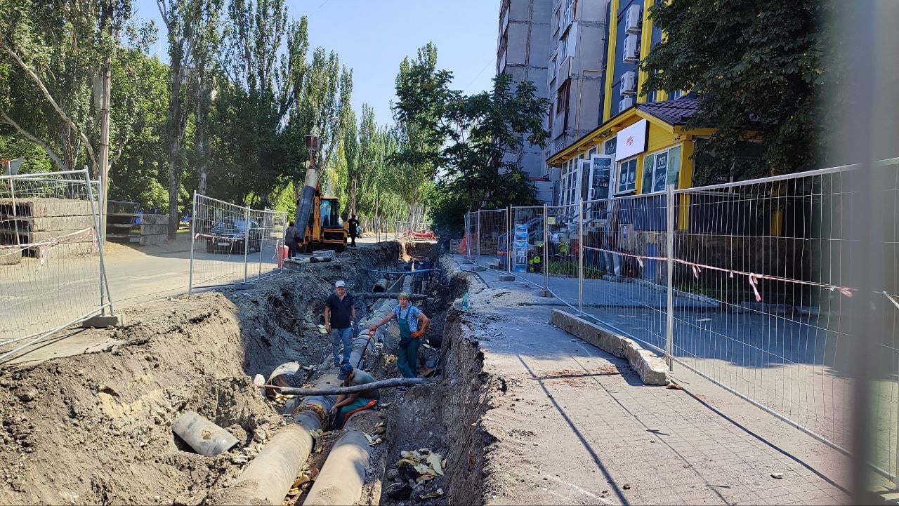 В части Луганска отключили воду из-за повреждения водовода  «Лугансквода» предупредила о временном отключении водоснабжения в связи с аварийной ситуацией. 9 ноября с 12:00 до 10:00 10 ноября подача воды прекращена в ряде районов города.  Отключение коснется следующих улиц: Павловская, Тимирязева, Украинская, 3-й Пятилетки, Броненосца Потемкина, XVIII Партсъезда, Известковая, Мичурина, Фурманова, Короленко, Пржевальского, переулок Автодорожный, Декабристов, Совхозная, Сорокина, Полевая, А. Линева, а также кварталов Ленинского Комсомола, Героев Сталинграда, Мирный, Заречный, Степной, Ольховский, улиц Победоносная, 2-я Краснознаменная и поселка Косиора.  Южный жилмассив также столкнется с отключением воды 9 ноября с 12:00, а 10 ноября возможен сокращенный режим подачи воды с 05:00 до 10:00 и с 17:00 до 22:00.  «Причиной отключения стало повреждение водовода строительной организацией во время проведения земляных работ», - объяснили в «Луганскводе».