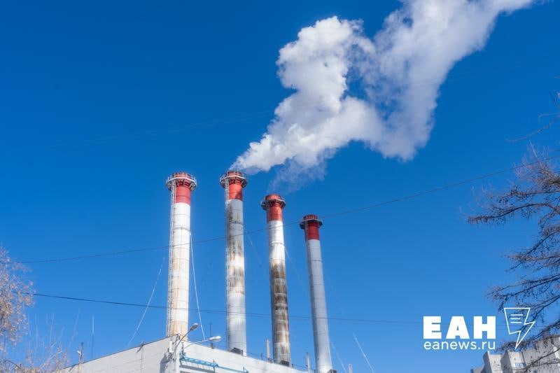 Тарифы на тепло кому сколько и за что будут платить екатеринбуржцы По просьбе ЕАН член экспертного совета комитета по энергетике Госдумы Андрей Тенишев изучил опубликованные схемы новых тарифов на отопление и пришел к неутешительному выводу горожане будут платить не только за тепло но и должны вносить взносы на инвестиционную программу Свердловского филиала Т Плюс Вся эта сумма зашивается в новый тариф который с 1 декабря 2025 года станет ощутимо выше Поскольку тариф жестко привязан к объему капитальных затрат а у монополиста есть стимул к новым вложениям создается самоподдерживающийся механизм подорожания Планируемое повышение на 16 во втором полугодии 2026 года лишь первый виток этой спирали Даже при стабильных ценах на газ тариф будет расти за счет новой инвестиционной волны говорит Андрей Тенишев А сами тарифы рассчитаны так что жители домов отнесенных к дорогим системам теплоснабжения будут платить на 40 50 больше соседей Нюанс в том что от горожан будет закрыта информация на что потратят их деньги Потребителям выдадут квитанцию которую нужно будет оплатить Все что нужно знать о переходе на новые тарифы читайте в колонке Андрея Тенишева на сайте ЕАН EanNews