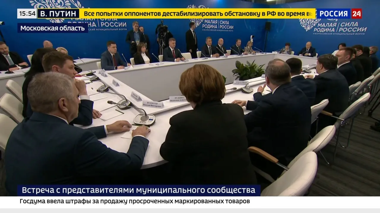 Владимир Путин поддержал предложение Единой России об обязательном сохранении в федеральном бюджете расходов на социальную газификацию С инициативой к Президенту на встрече с представителями муниципального сообщества обратился председатель Ульяновской Городской Думы Илья Ножечкин Он подчеркнул что только в Ульяновской области за счет программы газифицированы 56 населенных пунктов Для жителей действуют две базовые программы поддержки предоставление адресной материальной помощи и субсидий многодетным семьям участникам специальной военной операции членам их семей ветеранам боевых действий и другим льготным категориям граждан Это востребованная программа В среднем по стране газификация 75 В ближайшие годы она должна вырасти еще на 8 3 И к 85 должна приблизиться к 2030 му году Программа постоянно дополняется она начала распространяться на объекты социального культурного значения и так далее Надеюсь что решения которые связаны с субсидированием отдельных домохозяйств газового обустройства на некоторых домовладениях тоже работают Мы стараемся подойти к этому очень внимательно и стандартизировать оборудование с тем чтобы снизить его стоимость Программа безо всяких сомнений будет продолжаться подчеркнул Президент