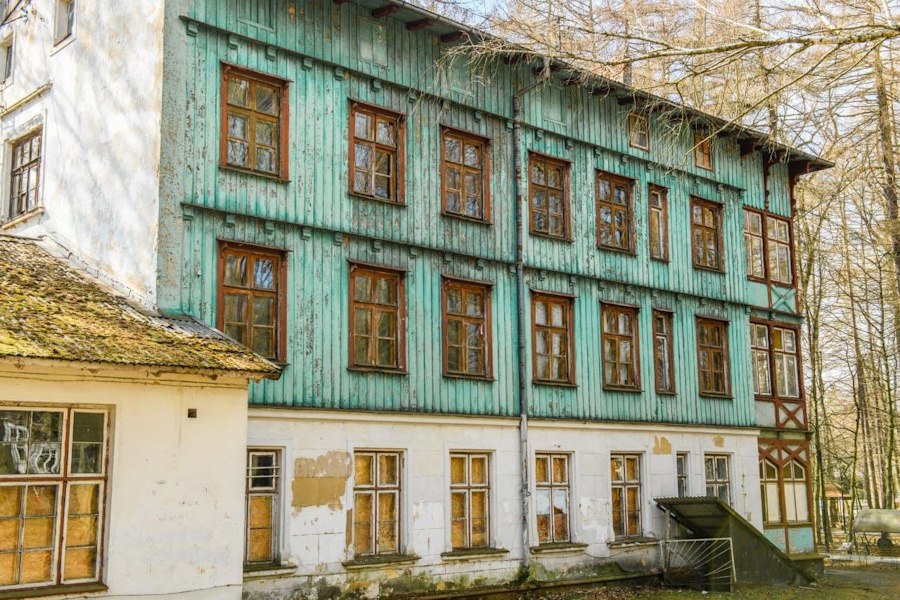 В Светлогорске завершили реставрацию памятника архитектуры у Лиственничного парка   О снятии строительных лесов с объекта культурного наследия и включении архитектурной подсветки на его фасаде в среду, 30 июля, сообщил в своём телеграм-канале глава администрации Светлогорского округа Владимир Бондаренко.  «Здание, примыкающее фасадом к Лиственничному парку, было построено не позднее 1904 года, — напомнил Бондаренко. — До 1945 года в нем располагался пансионат „Лесной замок“, после здание принадлежало санаторию „Светлогорск“. С 2015 года объект не эксплуатировался, техническое состояние было предаварийным, за время эксплуатации здание утратило часть внутренних перекрытий и кровли, шпиль над фронтоном и другие отличительные черты».  Подробности читайте по ссылке на нашем сайте