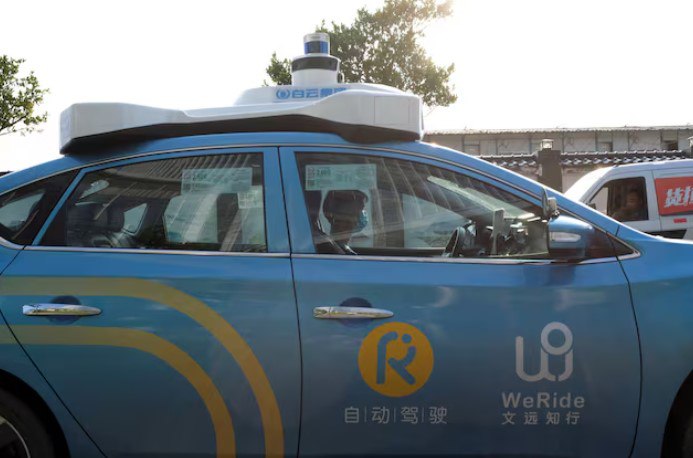 Китайские компании WeRide и Pony Ai занимающиеся разработкой беспилотных автомобилей потерпели неудачу на торгах в Гонконге Акции китайских компаний занимающихся разработкой беспилотных автомобилей WeRide и Pony Ai резко упали в четверг после начала торгов на Гонконгской фондовой бирже после того как в ходе листинга они привлекли в общей сложности около 1 2 млрд долларов США Акции Pony Ai упали почти на 11 в начале торгов после того как компания привлекла около 863 миллионов долларов в то время как акции WeRide открылись снижением примерно на 8 WeRide привлекла около 308 миллионов долларов Слабые результаты последовали за более слабой торговой сессией акций компаний в Нью Йорке в среду Акции WeRide в среду в США потеряли 5 2 тогда как акции Pony Ai упали на 2 Источник Reuters chinastocksnet Если полезно поставьте лайк Китай