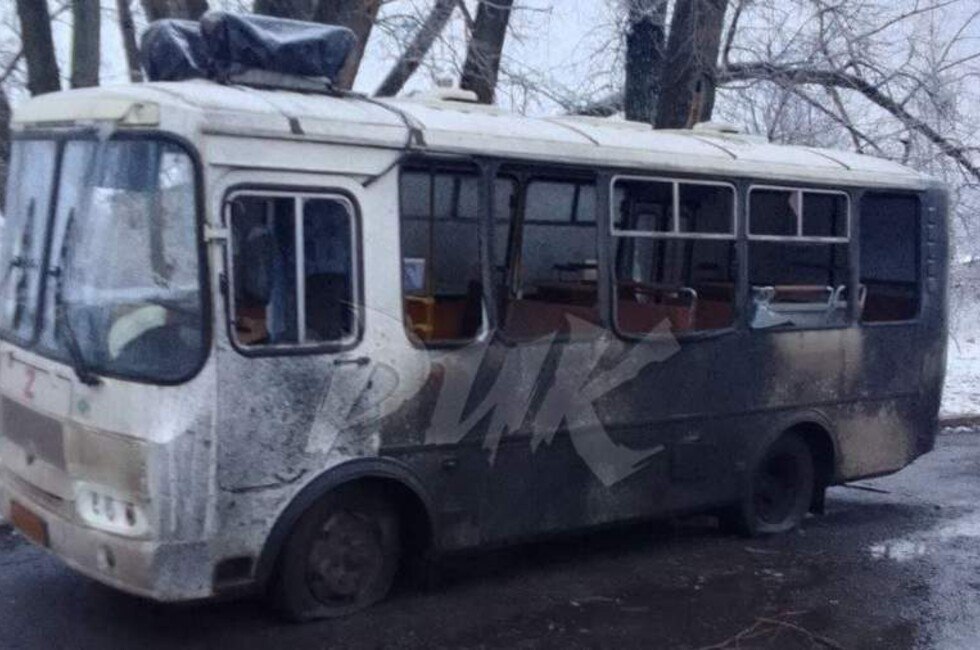 Водитель автобуса погиб в Горловке из-за атаки ВСУ  ДАН:    Написать в чат-бот  Киевские террористы сбросили на автобус маршрута №2 взрывчатку с беспилотника.  По данным управления по вопросам документирования военных преступлений Украины, все произошло в 06:30. В это же время ВСУ обстреляли Горловку из артиллерии.  Читать полностью