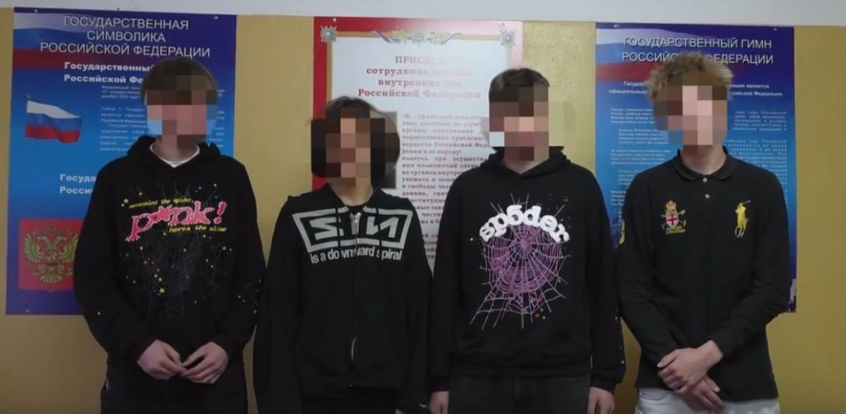 Нашли вандалов уничтоживших информационные стенды в Кимовске Инцидент произошел в ночь с 26 на 27 сентября в Центральном парке Они разбили уличный фонарь и информационные стенды посвящённые святой Мантроне Себинской и великому русскому полководцу Дмитрию Донскому Как сообщил глава администрации Кимовского района Евгений Суханов злоумышленники уже раскаялись в содеянном Правоохранители оперативно провели проверку и сейчас в отношении подростков ведутся процессуальные действия Фото главы администрации Кимовского района 1  2   Подпишись на новости