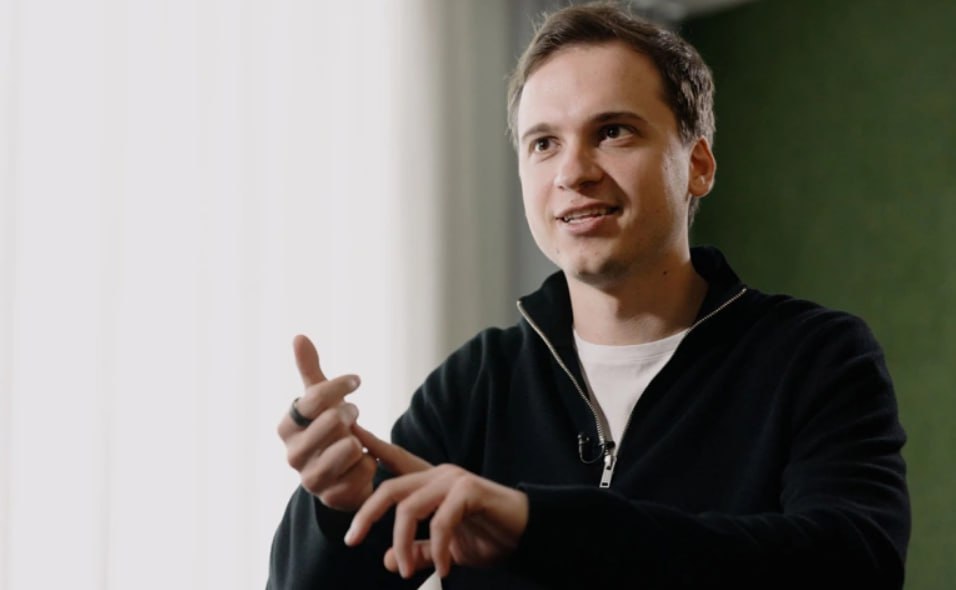 Яндекс готовится представить новую категорию устройств носимые устройства wearables Об этом в интервью РБК рассказал руководитель направления Алисы и умных устройств Яндекса Валерий Стромов Предполагается что первым в категории станут наушники с доступом к новой версии чата работающего на основе ИИ и обладающим функциями ИИ агентов программы на базе больших языковых моделей LLM которые способны не только отвечать на вопросы но и автономно выполнять задачи анализировать данные принимать решения на основе заданных параметров взаимодействовать с другими системами и обучаться на своих ошибках Подробнее Яндекс планирует рассказать о новинках во вторник 28 октября Фото Михаил Гребенщиков РБК Следить за новостями РБК в Telegram