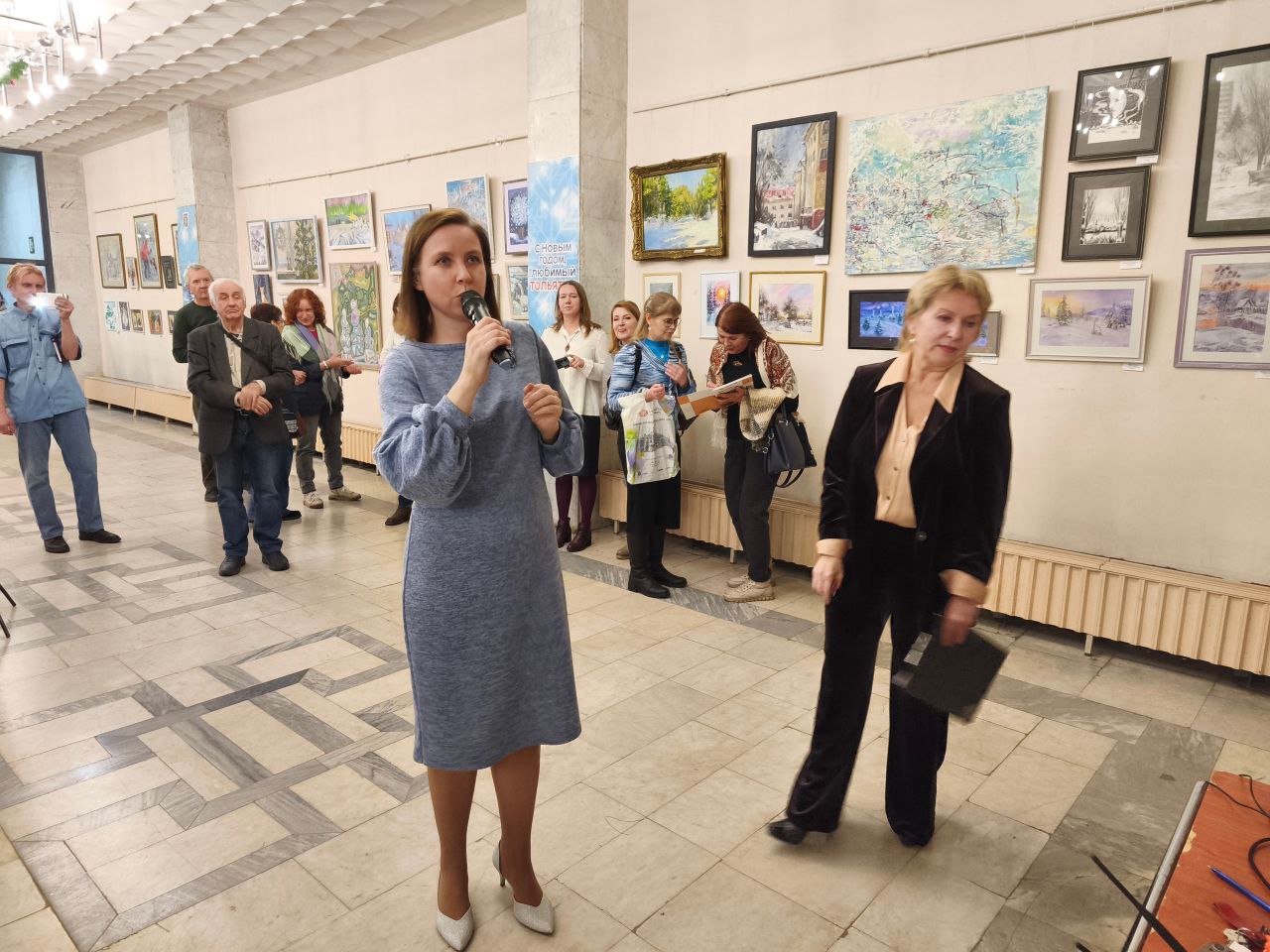 13 декабря в фойе Большого зала КЦ Автоград состоялось открытие выставки Тольяттинского творческого Союза художников Солярис Зимние сны В экспозицию вошло более 100 картин созданных в разных жанрах иллюстрация пейзаж портрет предметы прикладного искусства и другие Среди участников выставки представители Профессионального союза художников России Творческого союза художников России Союза акварелистов России а также представители арт объединений города Выставка уникальна тем что помимо профессионалов в ней смогли принять участие художники любители чей талант в полной мере раскрылся в зрелом возрасте и молодые художники которые только начинают свой творческий путь Фотоотчёт доступен по ссылке vk ru album 66584945 309504967